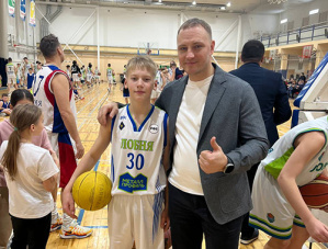 Юные баскетболисты Лобни завершили год праздничным матчем «Дети и родители» Юные баскетболисты Лобни завершили год праздничным матчем «Дети и родители»