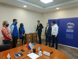 Денис Кравченко передал партийному волонтерскому штабу средства защиты
