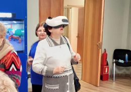 Пенсионеры из Лобни примерили VR-очки