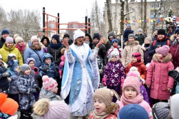 Во дворе на улице Деповская для жителей и гостей микрорайона прошло новогоднее представление. Ребята с удовольствием потанцевали, попели и поводили хороводы со сказочными персонажами. В конце праздника вместе с Дедом Морозом и Снегурочкой глава городского