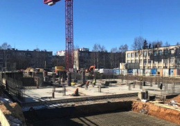 Возведение первого этажа школьной пристройки началось в Лобне