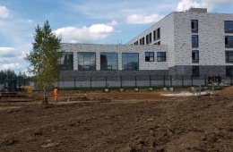 У новой школы в Лобне появится парковка на 130 автомобилей