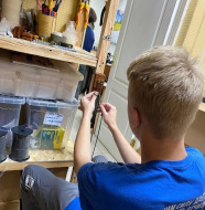 Активисты волонтерского движения Лобни плетут для бойцов СВО браслеты Активисты волонтерского движения Лобни плетут для бойцов СВО браслеты