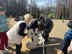 В Лобне дети подарили птицам дома