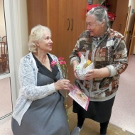 В лобненском КЦСОН отдыхающие ОДП «Уют» поздравили Киселёву Татьяну Ивановну с Днём рождения