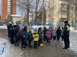 Госавтоинспекторы Лобни проводят беседы с юными участниками дорожного движения Госавтоинспекторы Лобни проводят беседы с юными участниками дорожного движения