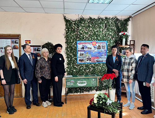 В Лобненской школе открыли «Парту Героя» В Лобненской школе открыли «Парту Героя»