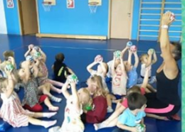 В детском саду "Катюша" ребята второй младшей группы "Мечтатели" продолжают знакомство с детским садом