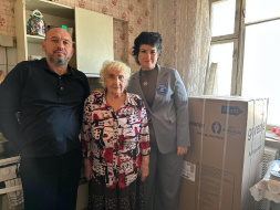 К 100-летнему юбилею, ветерану труда из Лобни, подарили холодильник К 100-летнему юбилею, ветерану труда из Лобни, подарили холодильник