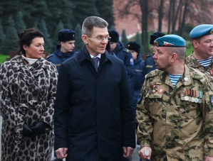 Глава Лобни возложила цветы к Могиле неизвестного солдата Глава Лобни возложила цветы к Могиле неизвестного солдата