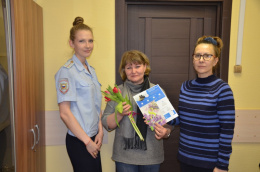 В Лобне полицейские и общественники поздравили женщин с 8 марта при оказании государственных услуг