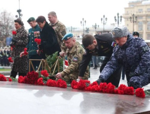 Глава Лобни возложила цветы к Могиле неизвестного солдата