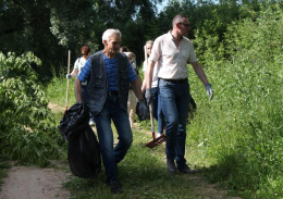 Десятки мешков мусора собрали на озере Киово 