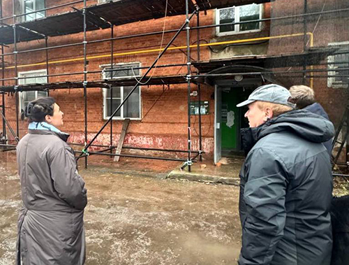 Глава Лобни оценила ход капитального ремонта дома № 4 по улице Текстильная 