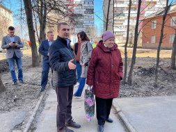 Глава Лобни Евгений Баришевский провел осмотр дворовых территорий в Южном