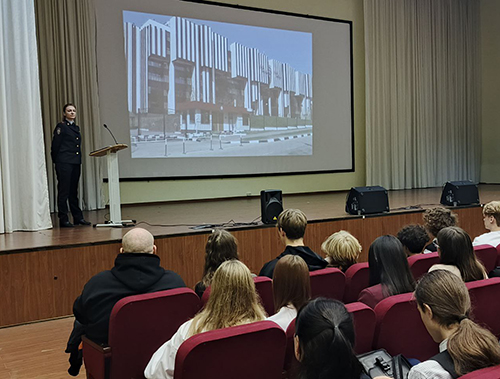 Полицейские Лобни рассказали школьникам о службе в органах внутренних дел