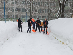 Волонтеры помогают очищать от снега социальные объекты Лобни