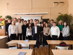 Школьники Лобни встретились с писателем Школьники Лобни встретились с писателем