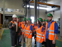 Молодежь Лобни посетила производство строительных материалов