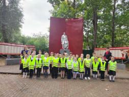 Сотрудники Госавтоинспекции Лобни провели для первоклассников пешеходную экскурсию Сотрудники Госавтоинспекции Лобни провели для первоклассников пешеходную экскурсию