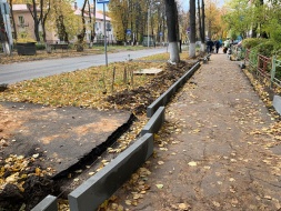 По  улице Циолковского проводится укладка бордюрного камня