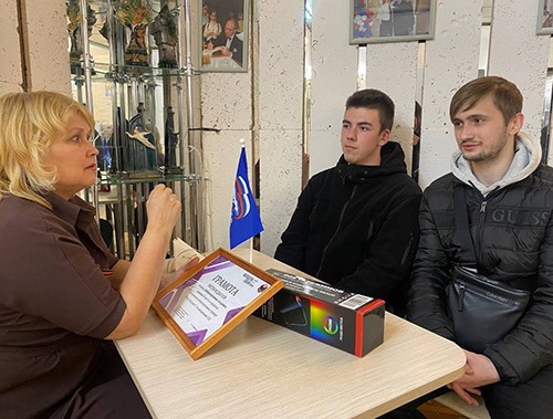 В рамках реализации регионального партийного проекта «Старший брат» депутат Совета депутат Совета депутатов Светлана Давыдова встретилась с финалистами турнира «Игры будущего» В рамках реализации регионального партийного проекта «Старший брат» депутат Совета депутат Совета депутатов Светлана Давыдова встретилась с финалистами турнира «Игры будущего»
