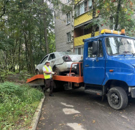 Дворы Лобни освобождают от брошенных машин