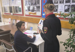 Госавтоинспекторы по городскому округу Лобня провели разъяснительные беседы с посетителями МФЦ 