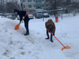 Во дворе дома №10 по улице Букинское шоссе появилась снежная горка        