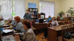 Активное долголетие: В Краснополянской библиотеке каждую неделю проводятся занятия по компьютерной грамотности для пожилых людей