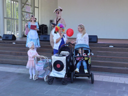 Парад колясок прошел в Центральном парке Лобни Парад колясок прошел в Центральном парке Лобни