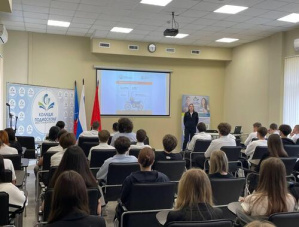 Госинспектор из Лобни напомнила студентам о правилах безопасной езды на питбайках 