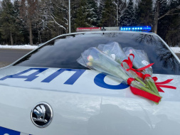 Госавтоинспекция Лобни поздравила автоледи с праздником