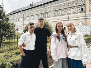 Молодежь Лобни приняла участие в Троицком фестивале Молодежь Лобни приняла участие в Троицком фестивале