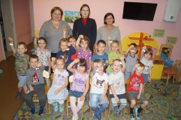 Сотрудники ГИБДД по городскому округу Лобня провели с дошкольниками мастер-класс по изготовлению светоотражающих брелоков