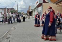 На улицах Лобни выступают артисты домов культуры