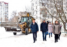 В рамках поездки в микрорайон Депо глава города Лобня Евгений Смышляев посмотрел, как проводятся работы службами