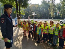 Сотрудники Лобненской Госавтоинспекции провели пешеходную экскурсию с дошкольниками