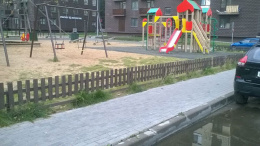 По просьбе жителей в Лобне установили ограждение детской площадки
