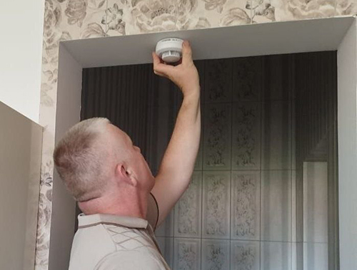 В домах многодетных семей Лобни устанавливают пожарные извещатели 