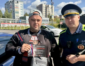 В Лобне сотрудники Госавтоинспекции поздравили автомобилистов с Днём Государственного флага Российской Федерации В Лобне сотрудники Госавтоинспекции поздравили автомобилистов с Днём Государственного флага Российской Федерации