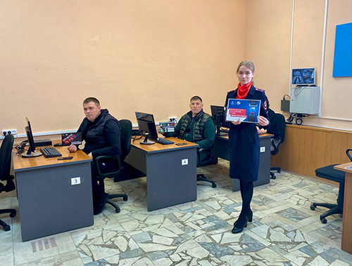 Госавтоинспекторы Лобни проводят профилактические беседы с посетителями регистрационно-экзаменационного отдела Госавтоинспекции Лобни