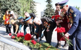 Полицейские в Лобне совместно с общественниками и советом Ветеранов возложили цветы к мемориалу