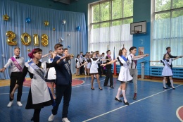 Для 453 одиннадцатиклассников Лобни сегодня прозвенел последний звонок