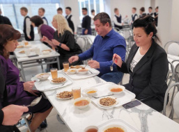 Глава Лобни проверила качество питания в школе №7 Глава Лобни проверила качество питания в школе №7