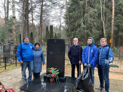 Муниципальные депутаты и общественники провели субботник на братской могиле рабочих Краснополянской фабрики