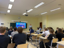 В школе №10 Лобни прошли уроки в честь юбилея Конституции России