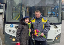 В Лобне с 8 марта поздравили пассажирок автобусов