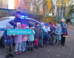 Сотрудники Госавтоинспекции провели занятие с дошкольниками Лобни Сотрудники Госавтоинспекции провели занятие с дошкольниками Лобни