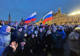 Делегация из Лобни посетила митинг-концерт «10 лет в родной гавани» 
